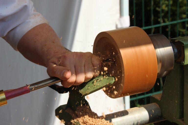 carpintero-trabajando-necesita-seguro-de-responsabilidad-civil