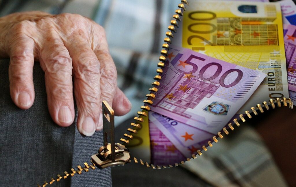 dinero-y-mano-de-anciano-relacionados-con-pensiones-de-los-autonomos-en-2026