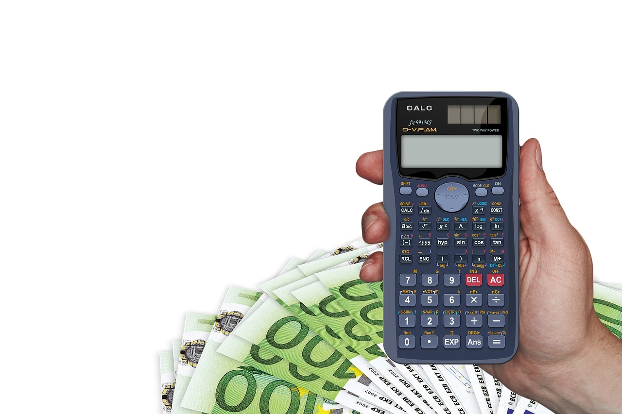 mano-sujetando-calculadora-para-prever-la-cuota-de-autonomo-vigente-en-2026