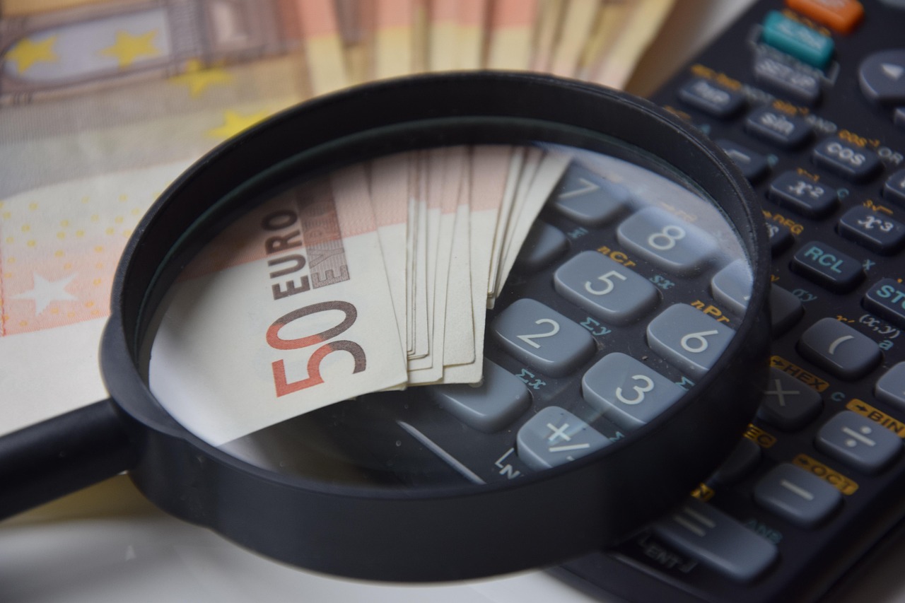 teclado-numerico-dinero-y-una-lupa-alegoria-de-las-cuotas-de-autonomos-vigentes-en-2026