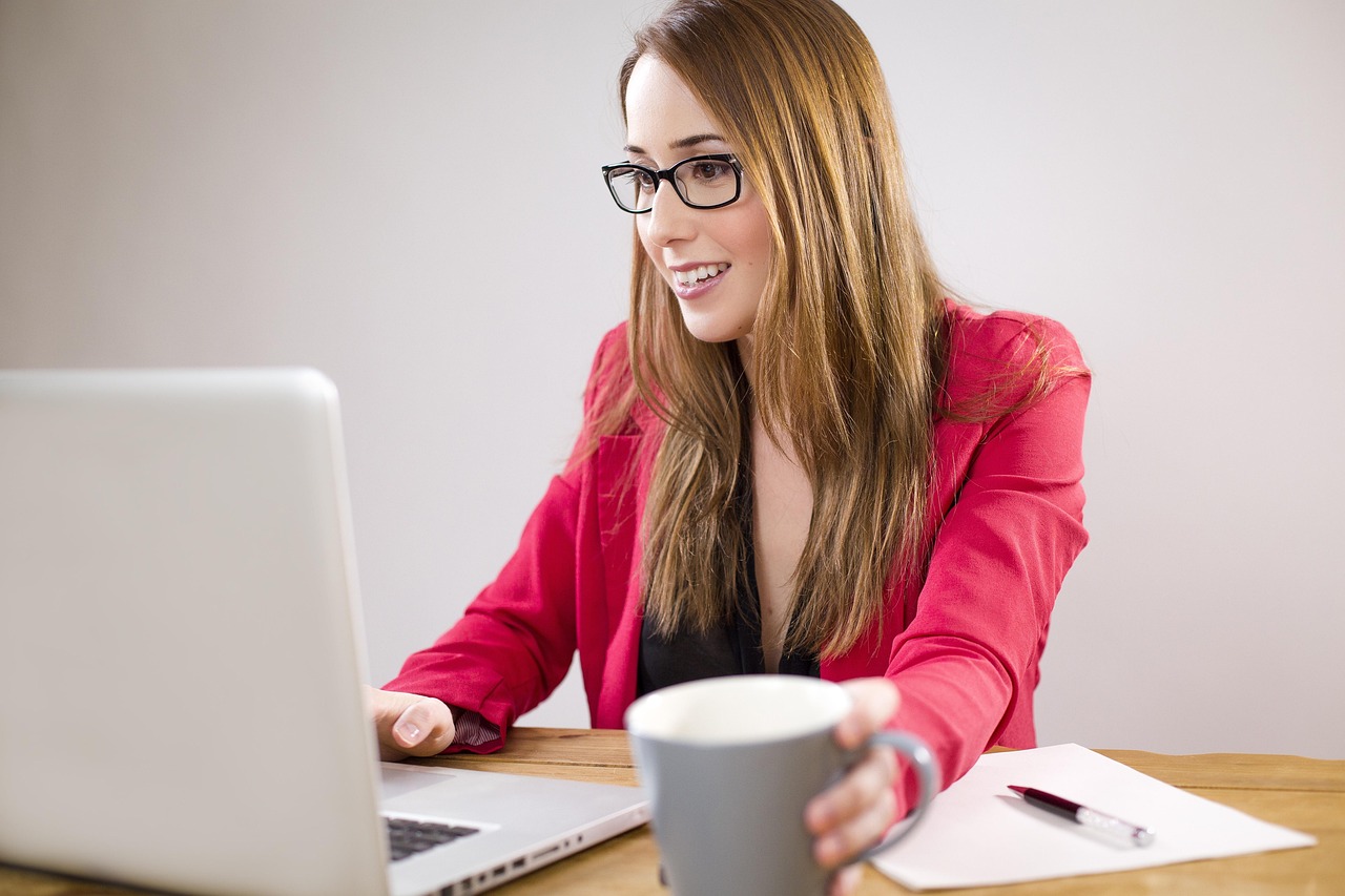 mujer-ante-un-portatil-para-calcular-su-cuota-de-autonomo-vigente-en-2026