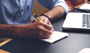 hombre-con-boligrafo-y-cuaderno-para-planificar-sus-seguros-para-autonomos